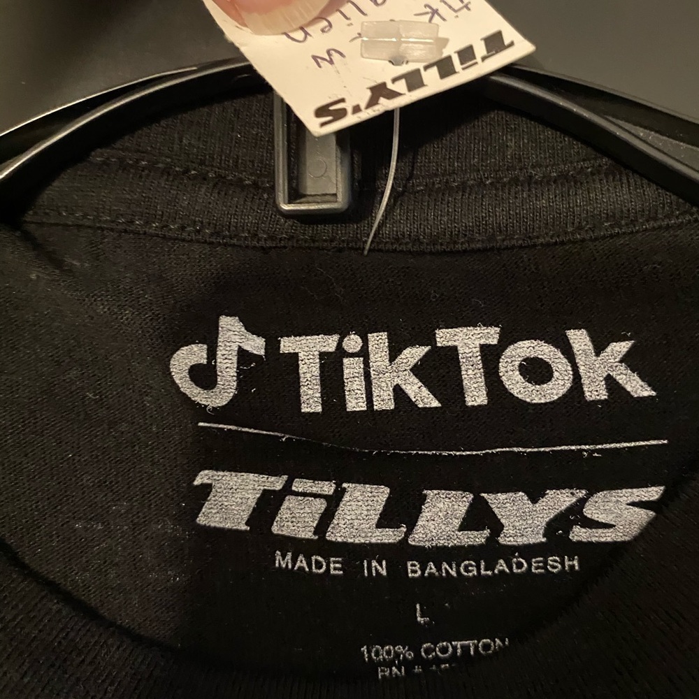 ⚫️ Tik Tok X Tillys graphic tee large - Picture 5 of 5